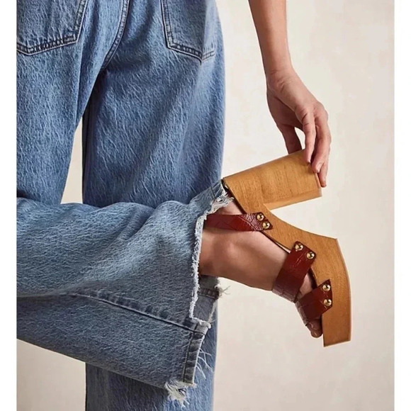 New Free People Mallory Clogs Wood Heel Sandal Shoes in Luggage Brown 11 - Picture 3 of 15